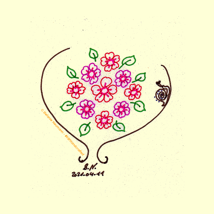 Neun kleine, fünfblättrige rosa-rote Blüten in zwei Schattierungen mit pinkem Zentrum in einer dritten Schattierung, umringt von acht grünen Blättern und umgeben von braunen Ornamenten, die an stilisierte japanische Kirschblüten erinnern. Auf rechtseitigem Ornament sitzt innen eine braune Schnecke mit violetten Punkten. - #KBFHandcrafted_Cherry Blossoms Cycrq690© Stefanie Neumann - #KBFHandcrafted - All Rights Reserved. - Nine small, five-petalled pink-red flowers in two shades with a pink centre in a third shade, encircled by eight green leaves and surrounded by brown ornaments reminiscent of stylised Japanese cherry blossoms. A brown snail with purple dots sits on the right ornament inside.