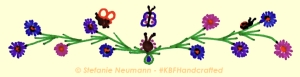 Astern Separator © Stefanie Neumann - #KBFHandcrafted - All Rights Reserved. - Bildbeschreibung - Image Description: Handgezeichneter Teiler im Stil von Astern mit Blüten in Blau- und Lilatönen sowie grünen Blättern und Stielen. In der Mitte sitzt eine braune Schnecke mit sechs lila Pukten, darüber fliegt ein violetter Schmetterling mit lila Pukten, an einer Blüte fliegt eine gelb-braun gestreifte Biene, an einem Stiel sitzt ein roter Marienkäfer mit drei schwarzen Punkten. - Hand-drawn separator reminiscent of asters with blossoms in shades of blue and violet as well as green leaves and stems. A brown snail with six lilac dots sits in the middle, above flies a violet butterfly with lilac dots, a yellow-brown striped bee flies on one blossom, a red ladybird with three black dots sits on one stem.