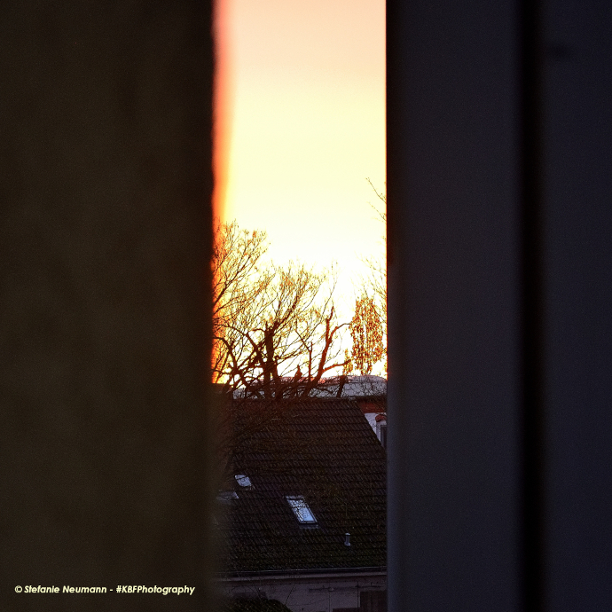 Yule 2021 02 © Stefanie Neumann - #KBFPhotography - All Rights Reserved. - Bildbeschreibung - Image Description: Abendhimmel in Rottönen beobachtet durch einen Spalt. - Evening sky in shades of red observed through a crack.